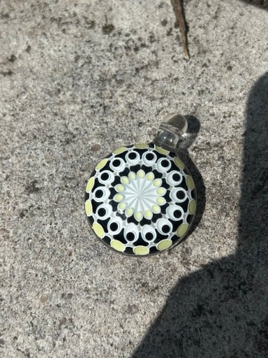 Preview pic of Full size Olour glass pendant