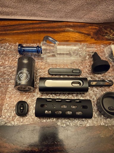 Preview pic of Pax Flow with accessories and bubbler