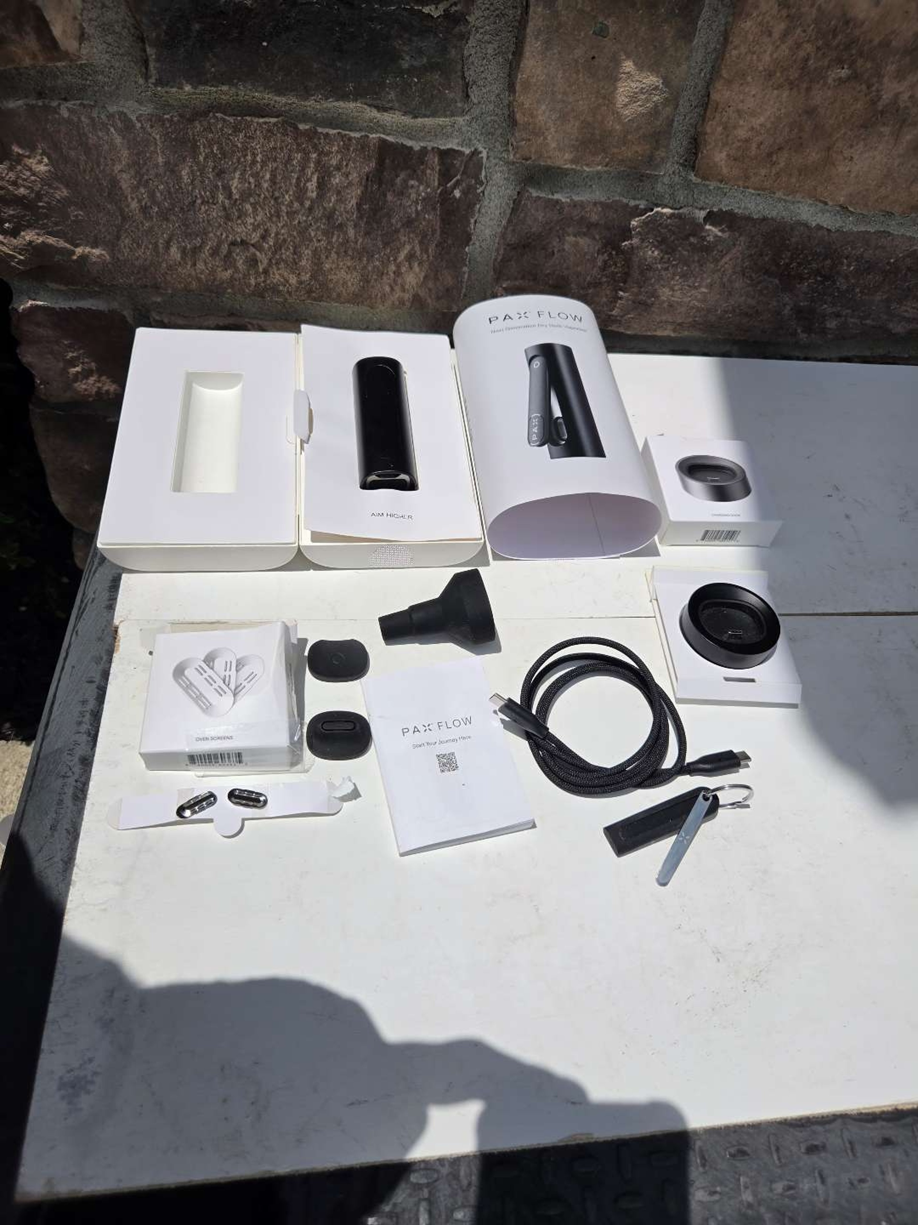 Preview pic of PAX FLOW Onyx Bundle + Charging Dock + Water Pipe Adapter + Accessories