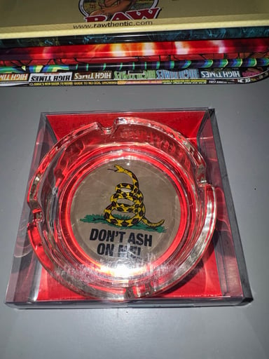 Preview pic of Don’t Ash on me ashtray Kick ash brand