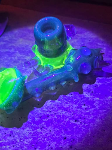Preview pic of Custom UV-Reactive Borosilicate Glass Pipe – Intense Glow Under Blacklight