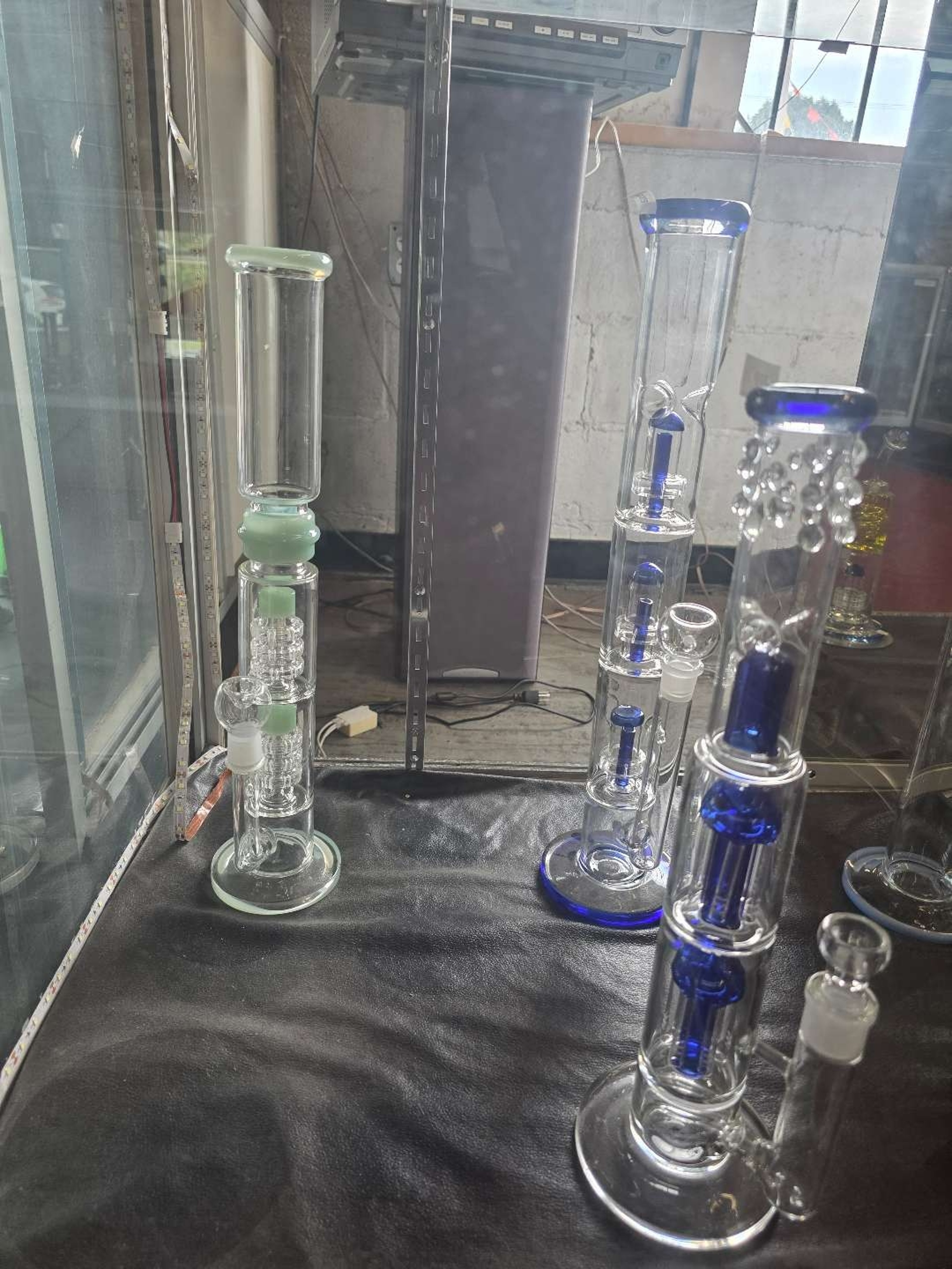 Clear Glass Water Pipe – Mint Green Accents & Multi-Chamber Design image 0