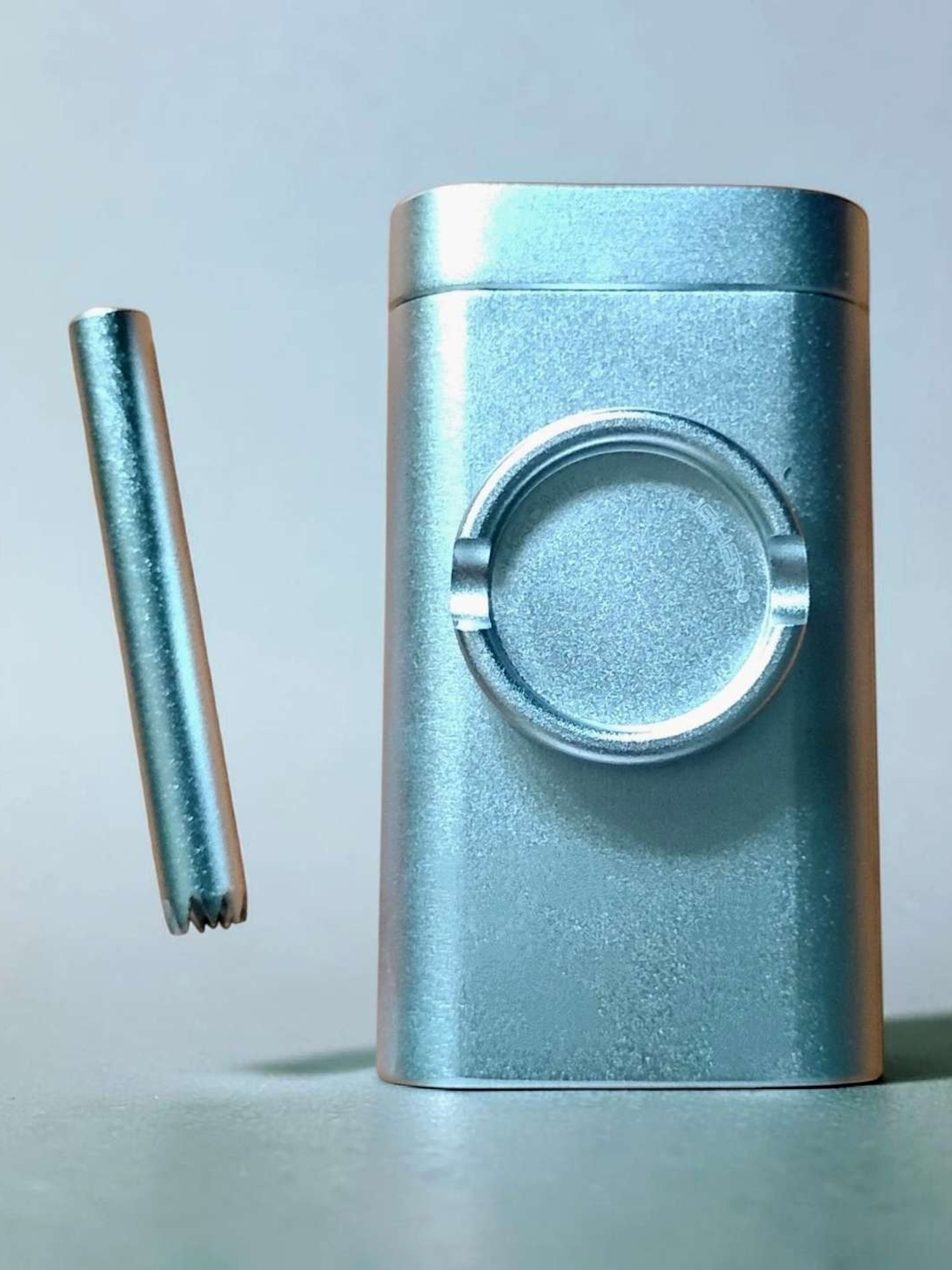 Preview pic of Silver Dugout Built-in Grinder One Hitter