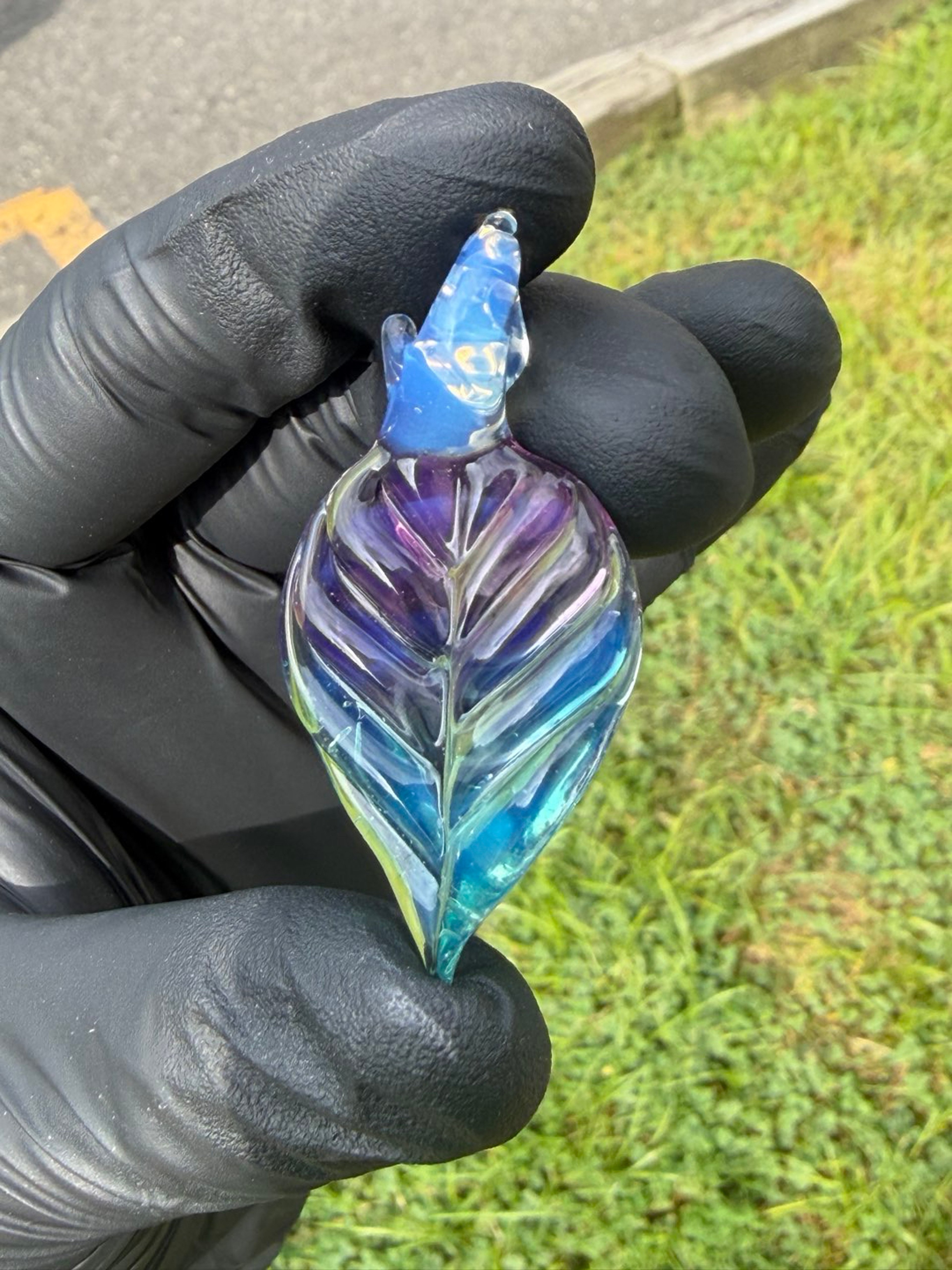Leaf pendant UV rich villa image 0
