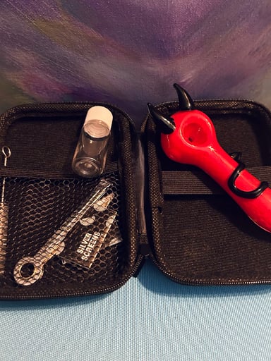 Preview pic of Red devil glass hand pipe with case