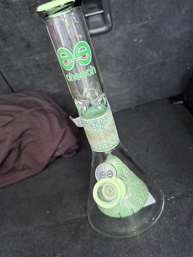 Preview pic of BONG GLASS PIPE, Lighter, rolling tray, Grinders