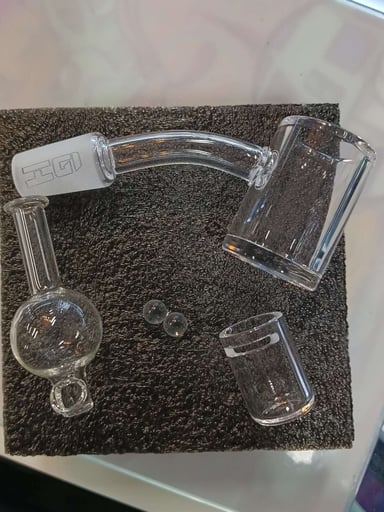 Preview pic of Flat Top 25mm full quartz banger set w/ quartz bucket insert