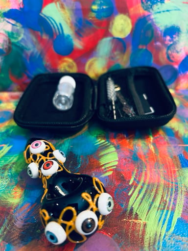 Preview pic of Super cool glow in the dark eyeball glass hand pipe