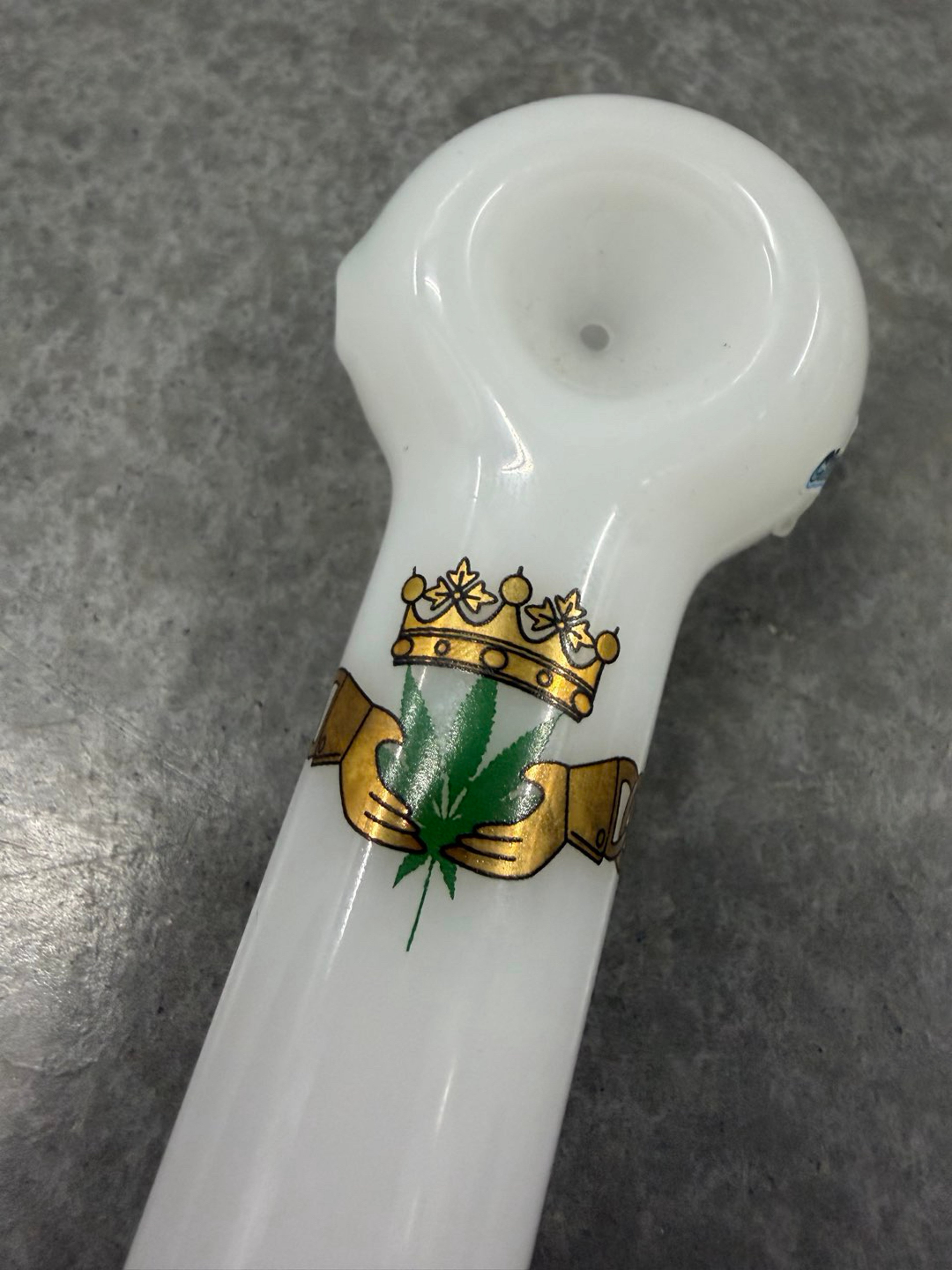 Chameleon Glass Claddagh pipe image 0