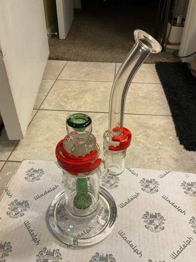 Preview pic of Illadelph rasta themed bubbler w/ 14mm 5-hole slide