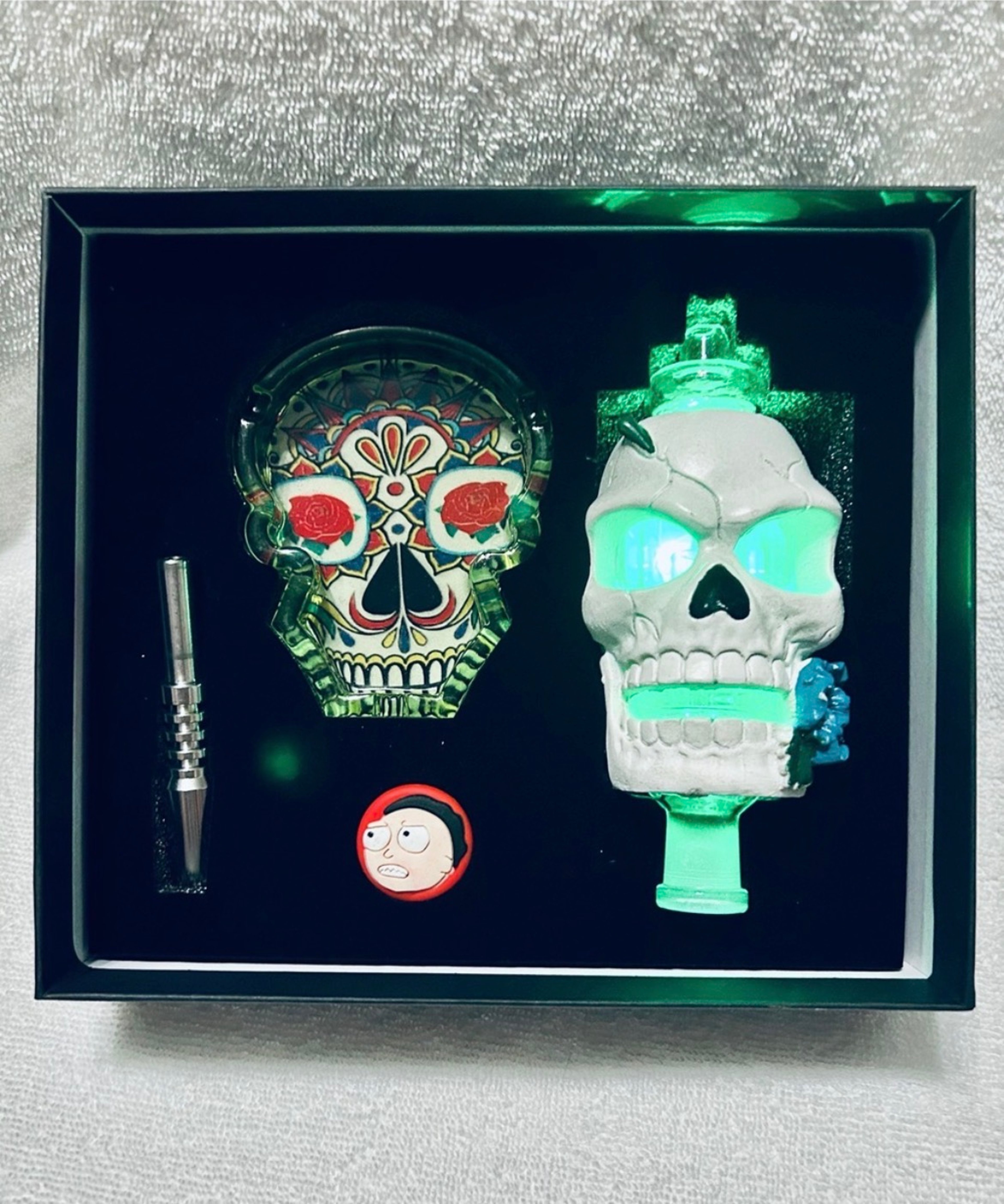 Preview pic of Light up Glass/Ceramic Skull Nectar collector box set