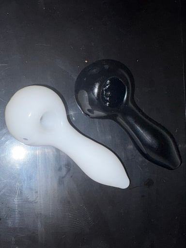 Preview pic of 1 black spoon pipe 1 white spoon pipe