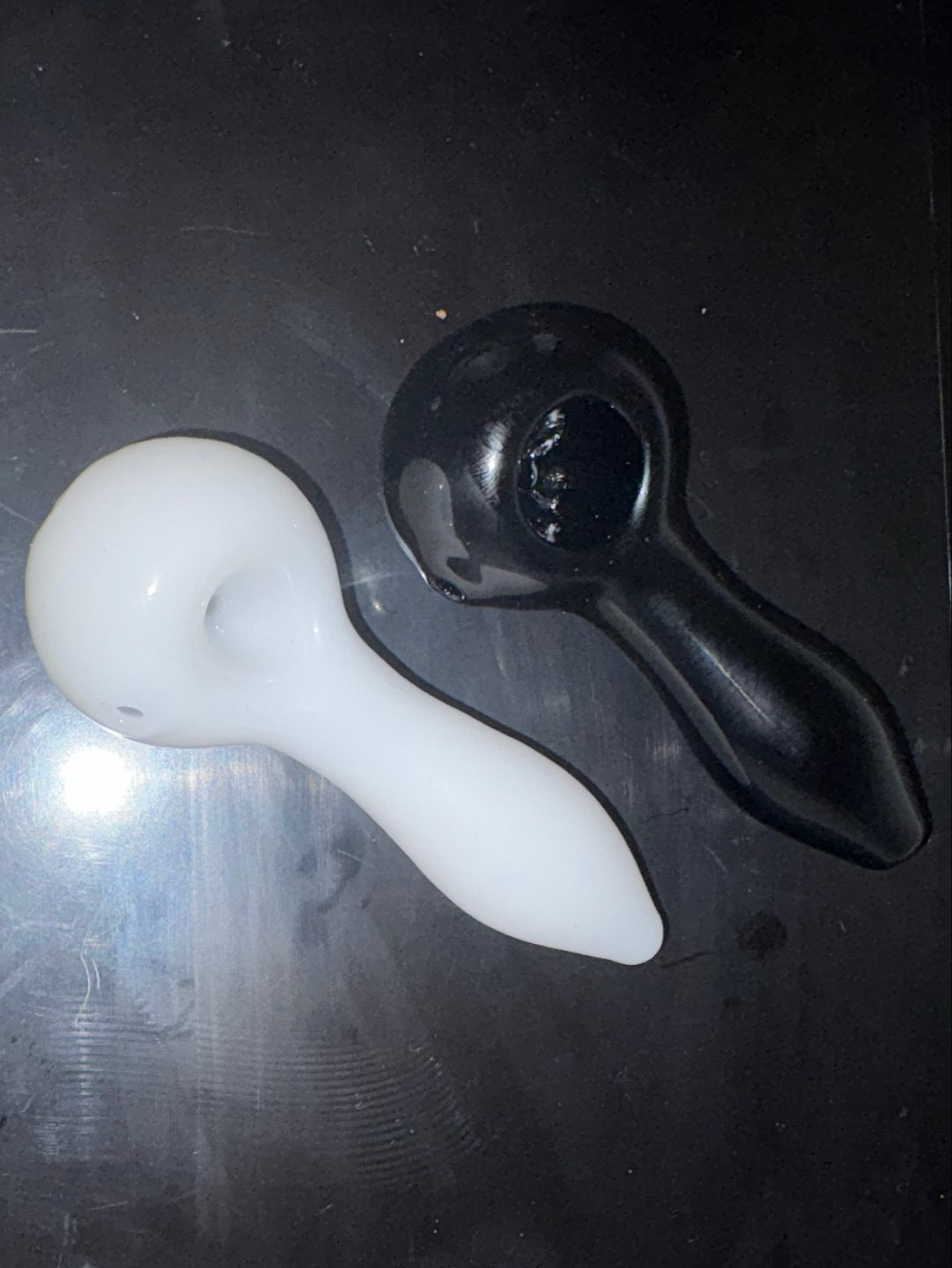 1 black spoon pipe 1 white spoon pipe image 0