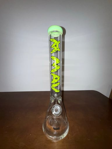 Preview pic of MAV Glass 18"x 9mm Green Slime Beaker Bong