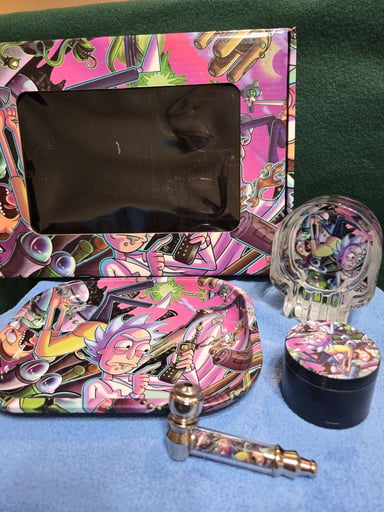Preview pic of Rick & Morty smoking set