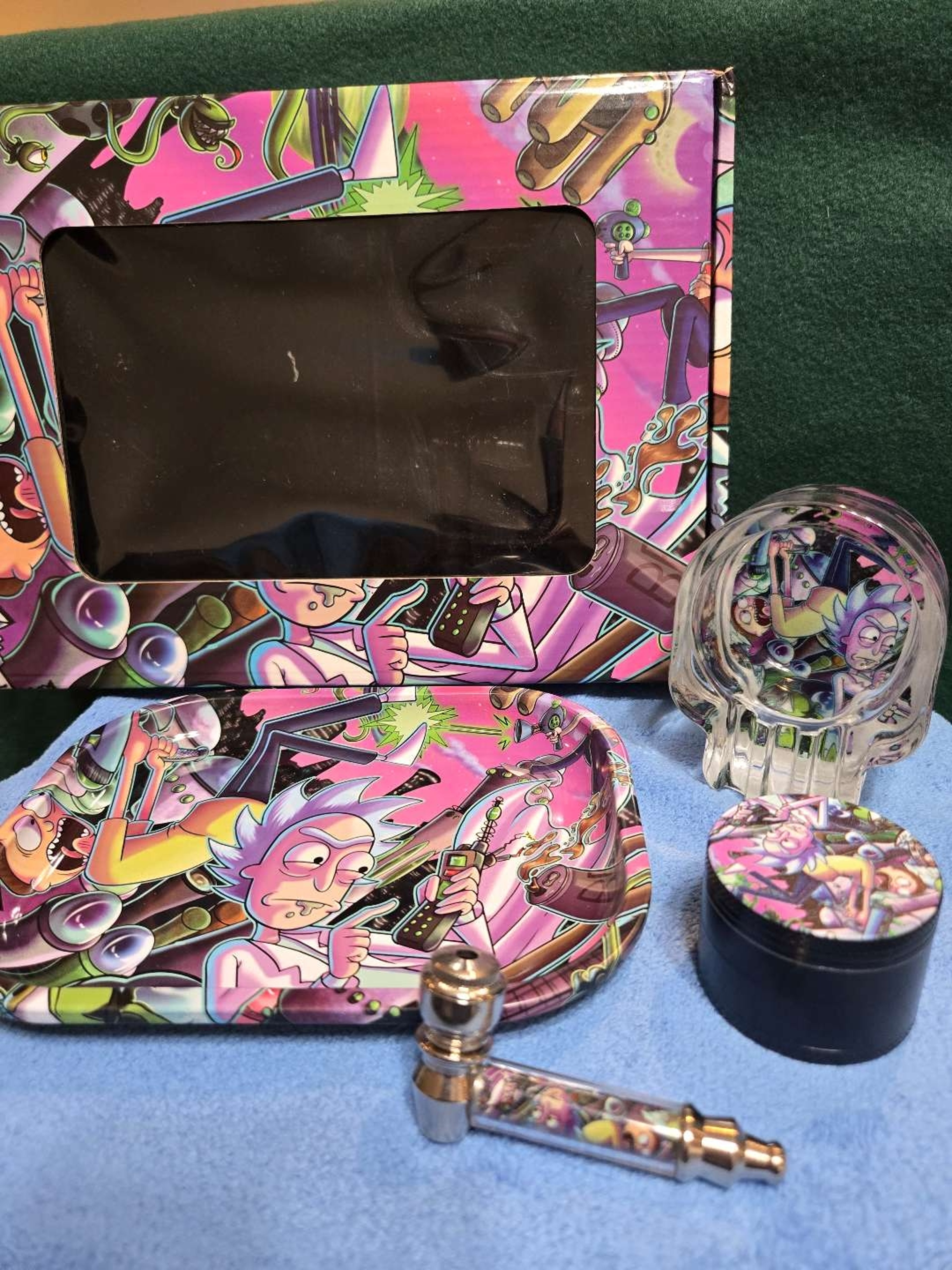 Preview pic of Rick & Morty smoking set