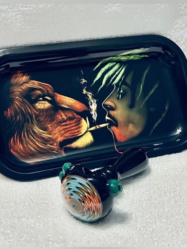 Preview pic of Vibrant rolling tray with matching Rasta pipe