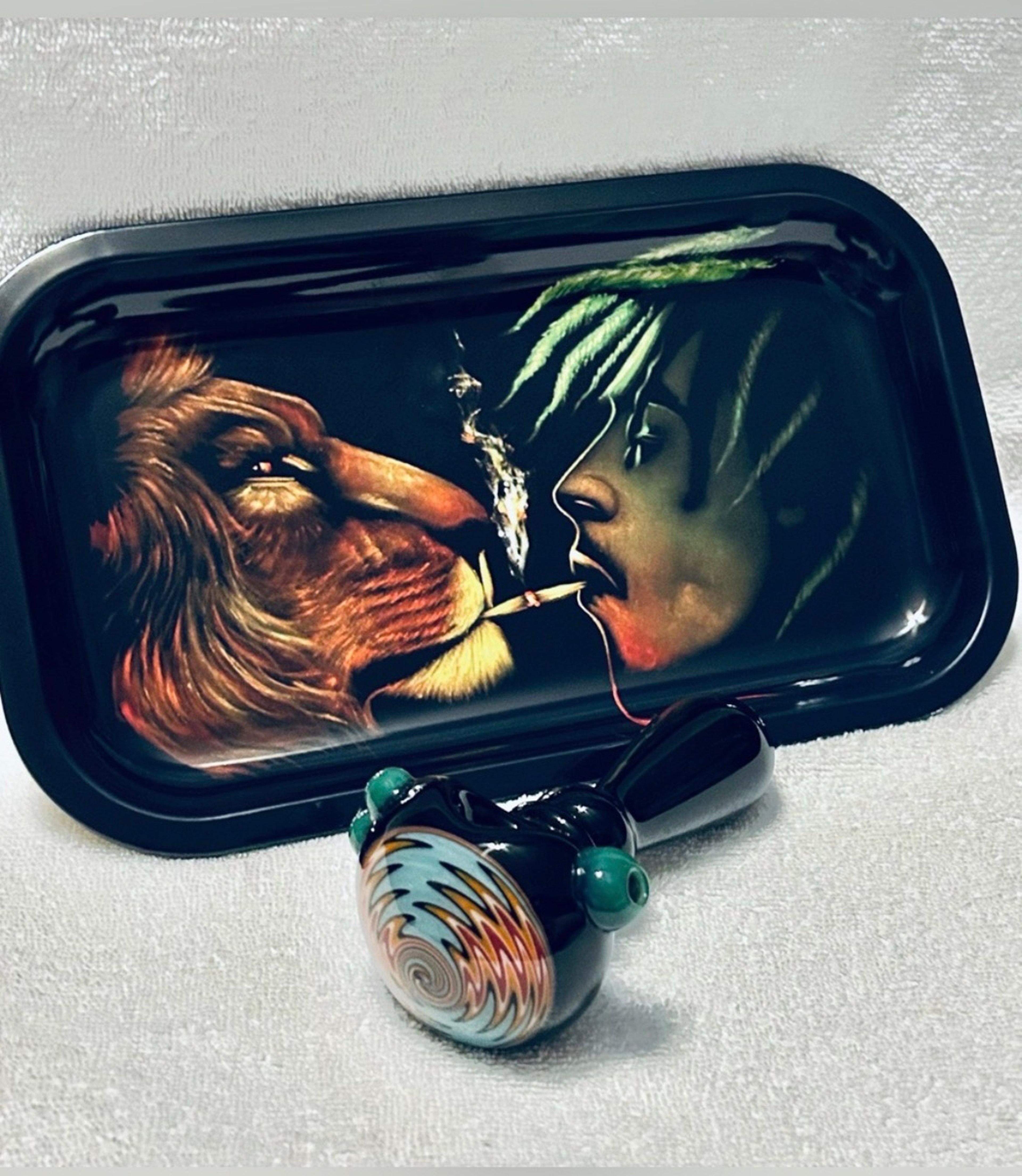 Preview pic of Vibrant rolling tray with matching Rasta pipe