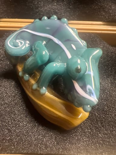 Preview pic of Willy that glass guy chameleon pendant.