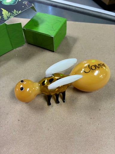 Preview pic of Clover Bee Hand Pipe