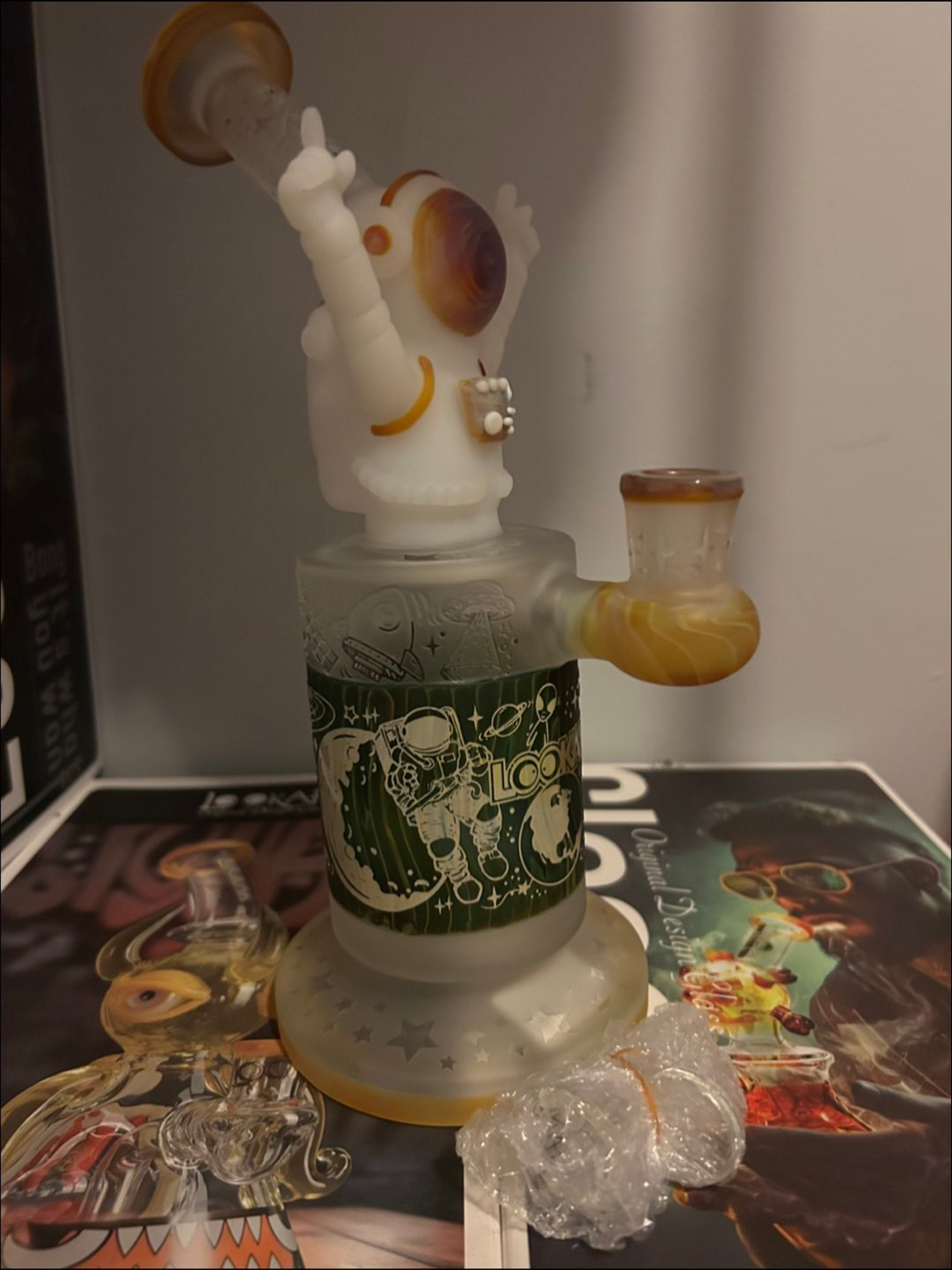 Preview pic of Lookah 10 inch astronaut bong