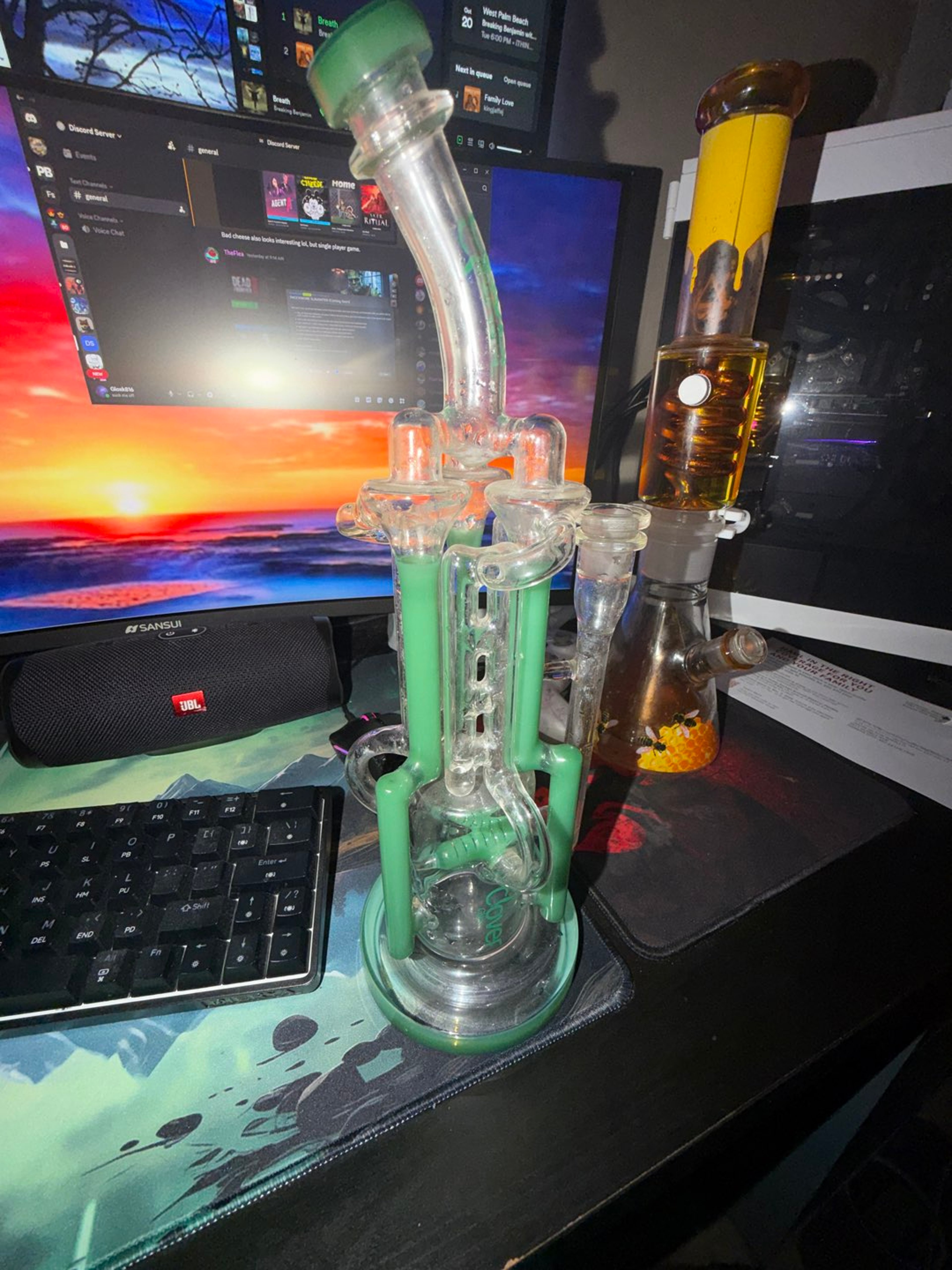 Preview pic of Clover glass space station rig