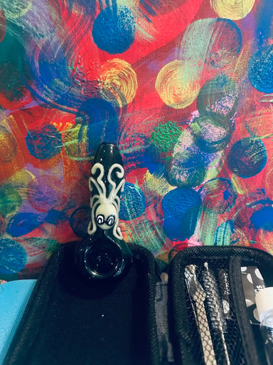 Preview pic of Super cool octopus character glass hand pipe w case