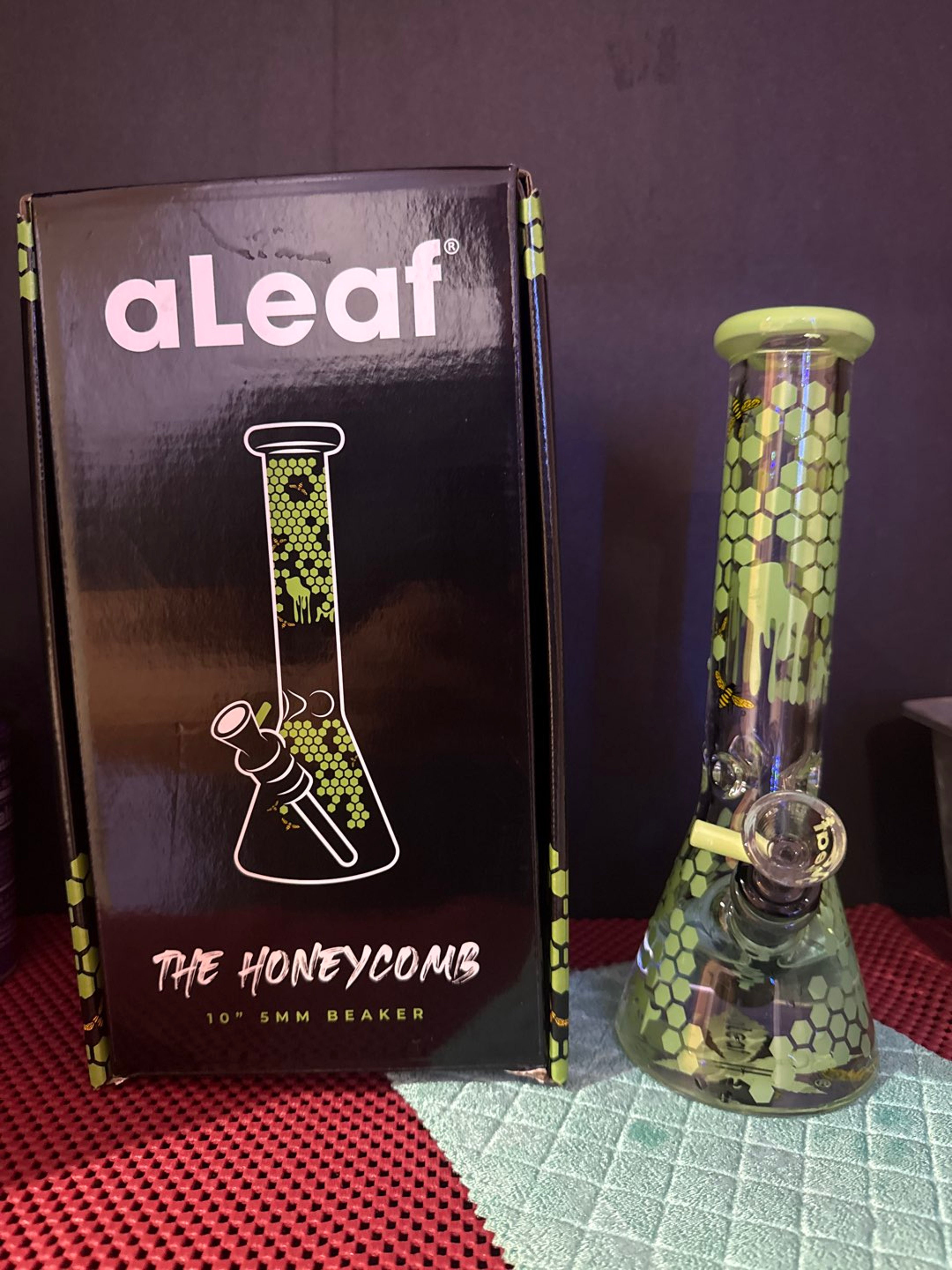 A leaf honeycomb 10” gl... | Shop Round Bottoms on GlassPass