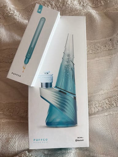 Preview pic of Puffco Peak Pro 3DXL Glacier w/ loading tool