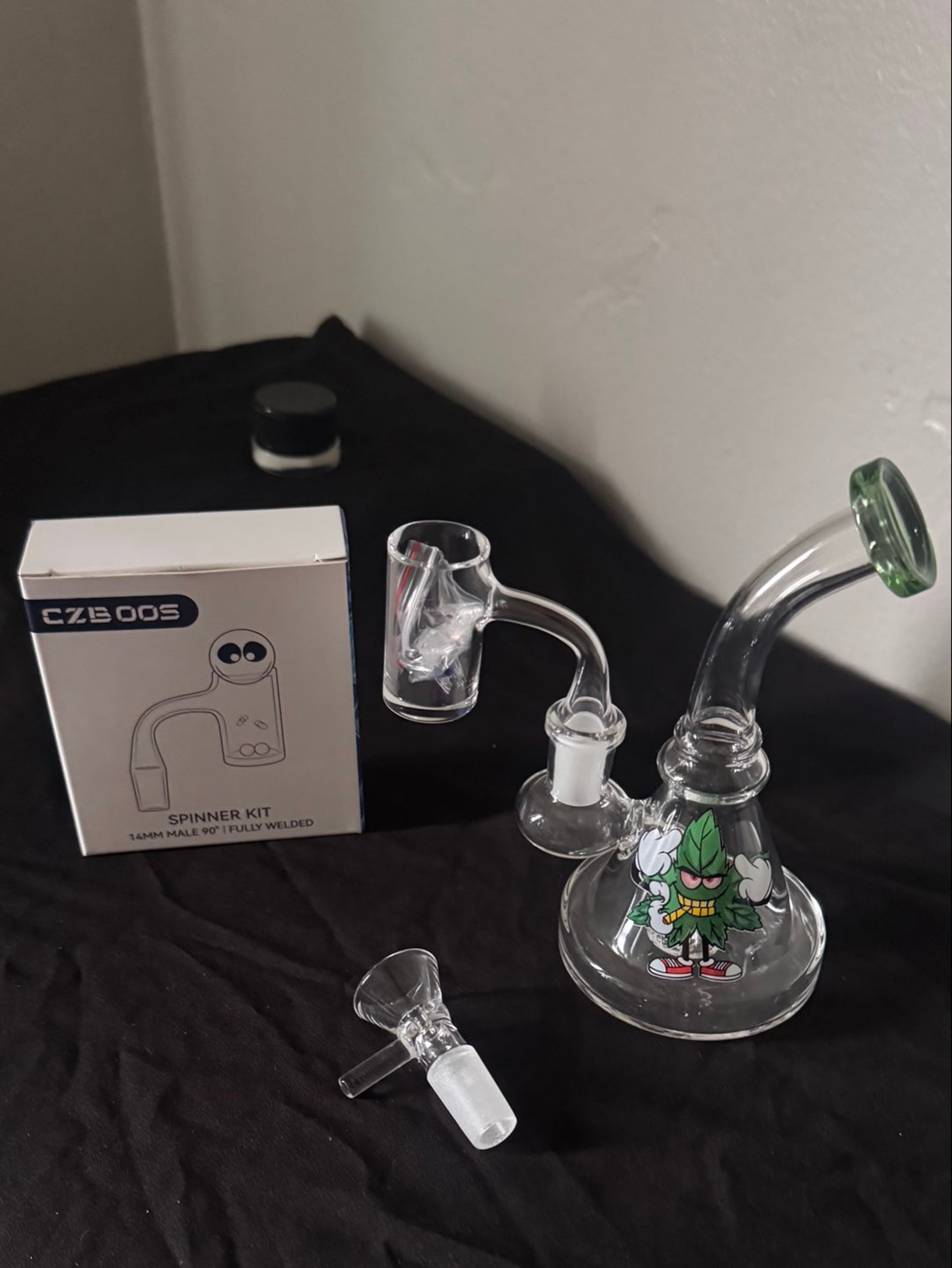 Preview pic of Mini Glass Rig 14mm, Leaf Design, Puffco Compatible