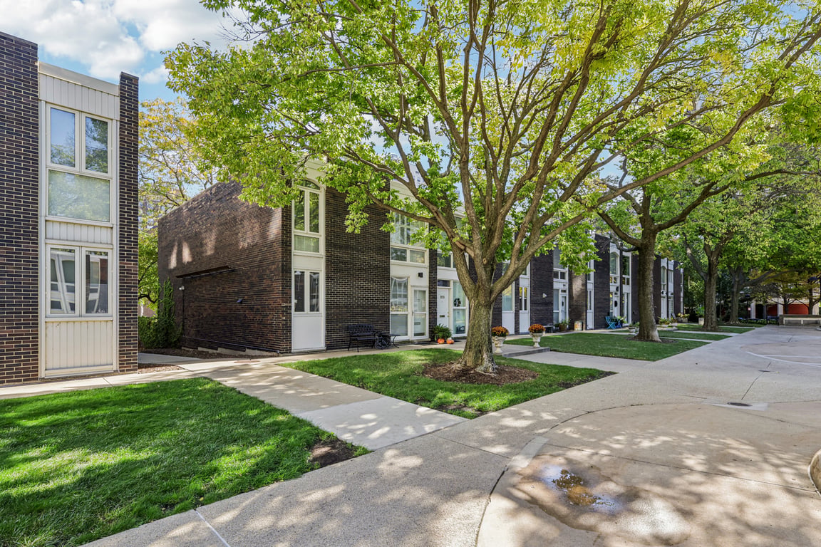 1319 Sandburg Terrace