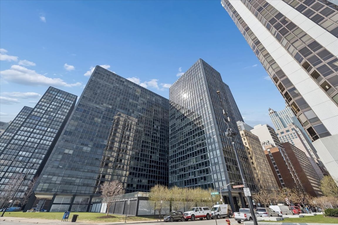 910 LAKE SHORE Drive