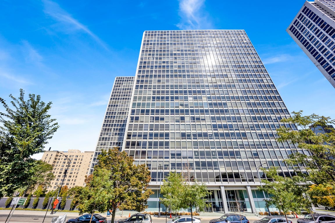 330 DIVERSEY Parkway