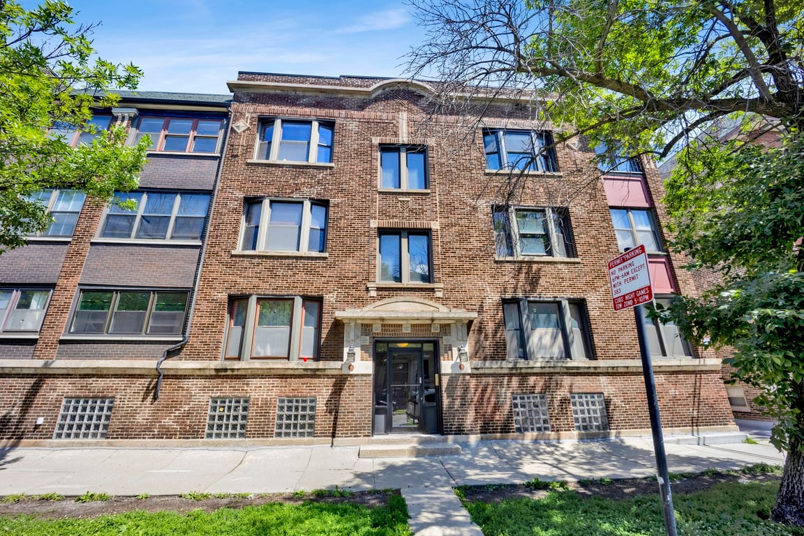 916 Waveland Avenue