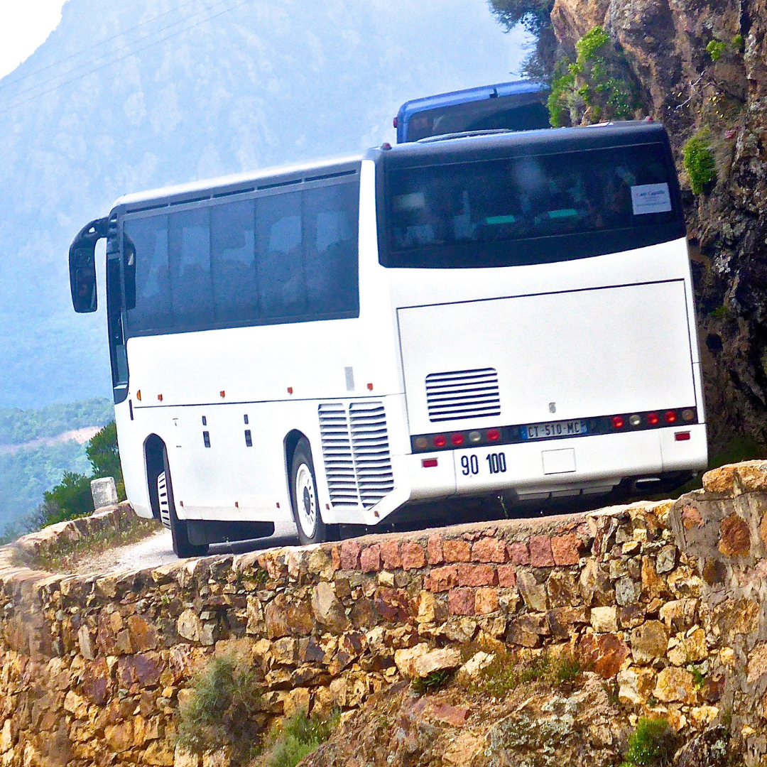 Keunggulan Menggunakan Jasa Sewa Bus Pariwisata untuk Perjalanan Grup