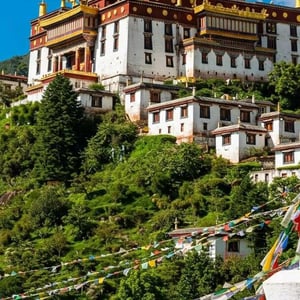 Paket Tour Yunnan 8 Hari: Kunming – Lijiang – Balagezong – Shangri-La