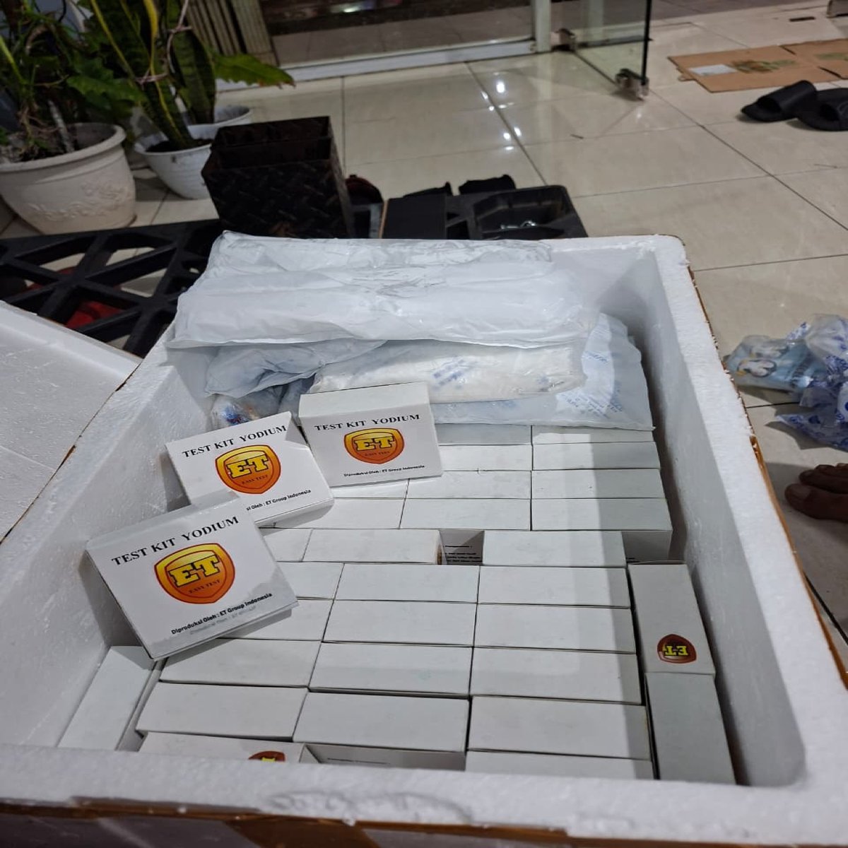Test Kit Yodium dikemas dalam styrofoam box dengan ice pack untuk pengiriman cold chain alat kesehatan
