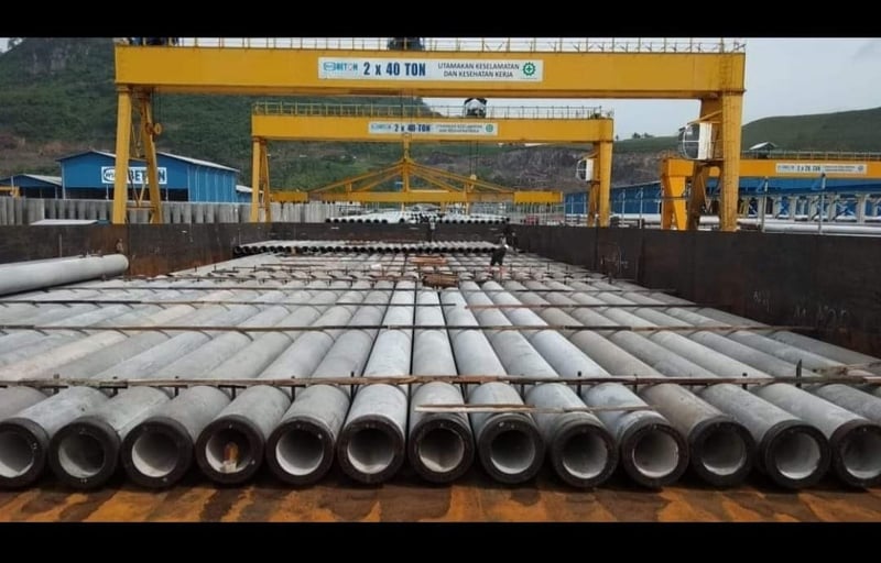 Pengiriman Kargo Tiang Pancang dengan Armada Tongkang
