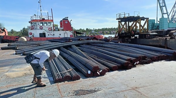 Pengiriman 3.500 Ton Besi Beton Jakarta-Tapin untuk AGM