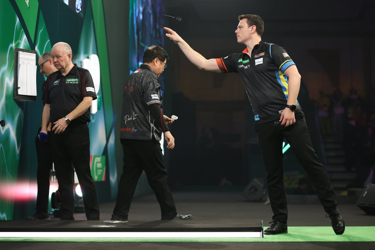 Noa-Lynn van Leuven demonstrating a stable, consistent stance at the oche