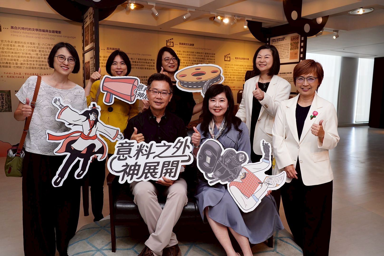 多位藝文界貴賓一同在「意料之外神展開」展區合影。（圖／台南老爺行旅提供）.jpg