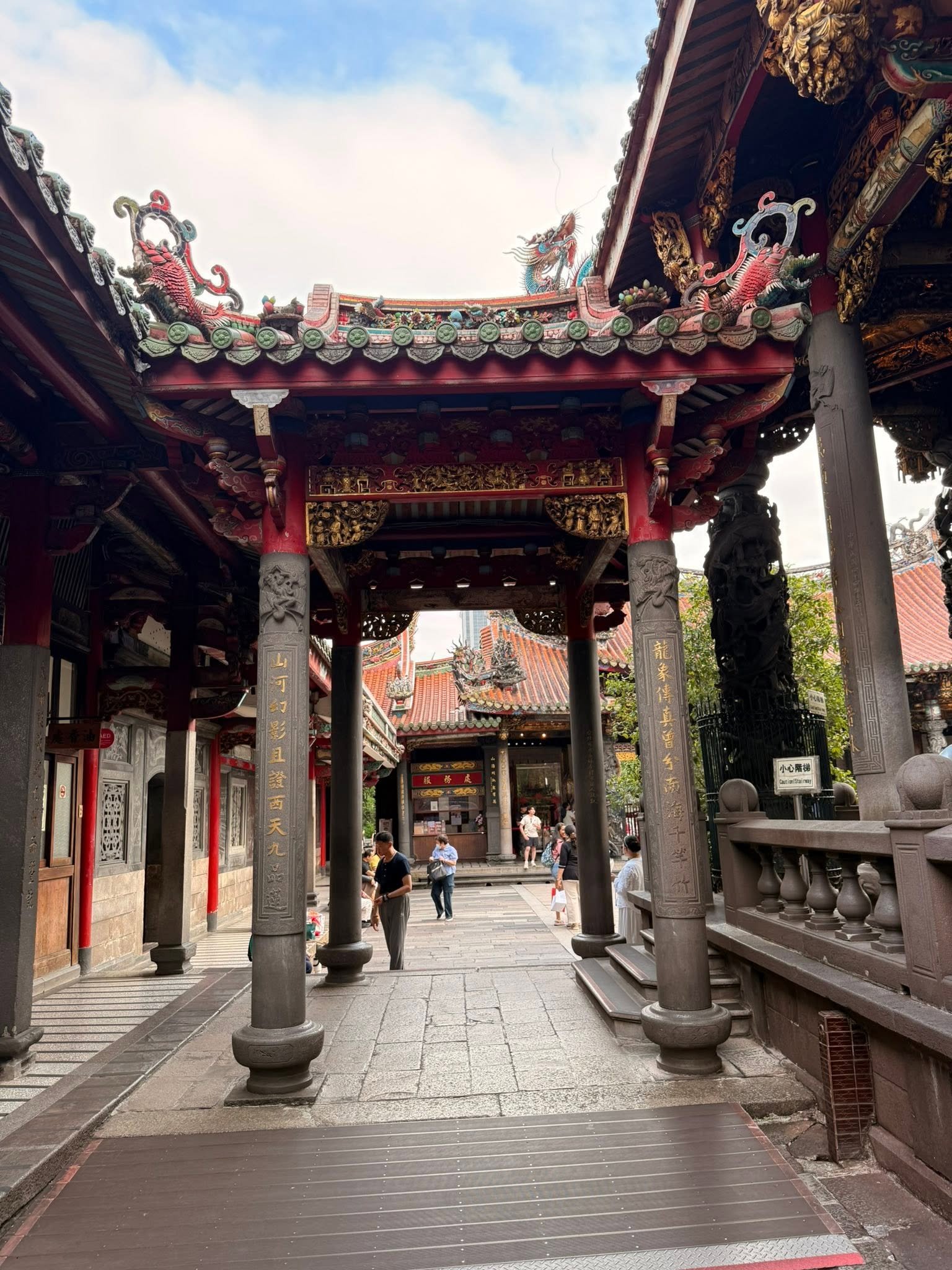 萬華歷史巡禮-龍山寺石柱對聯護室廊道