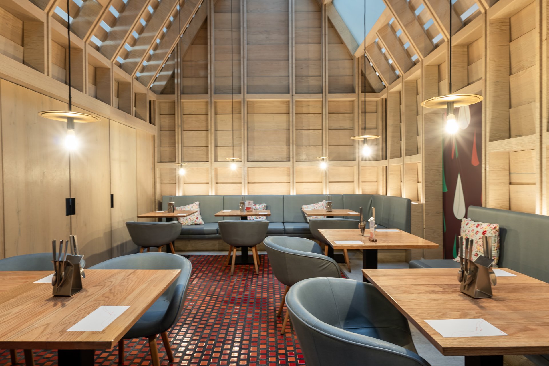 台南老爺行旅｜甘粹餐廳－假日午餐 4 人同行 1 位免費