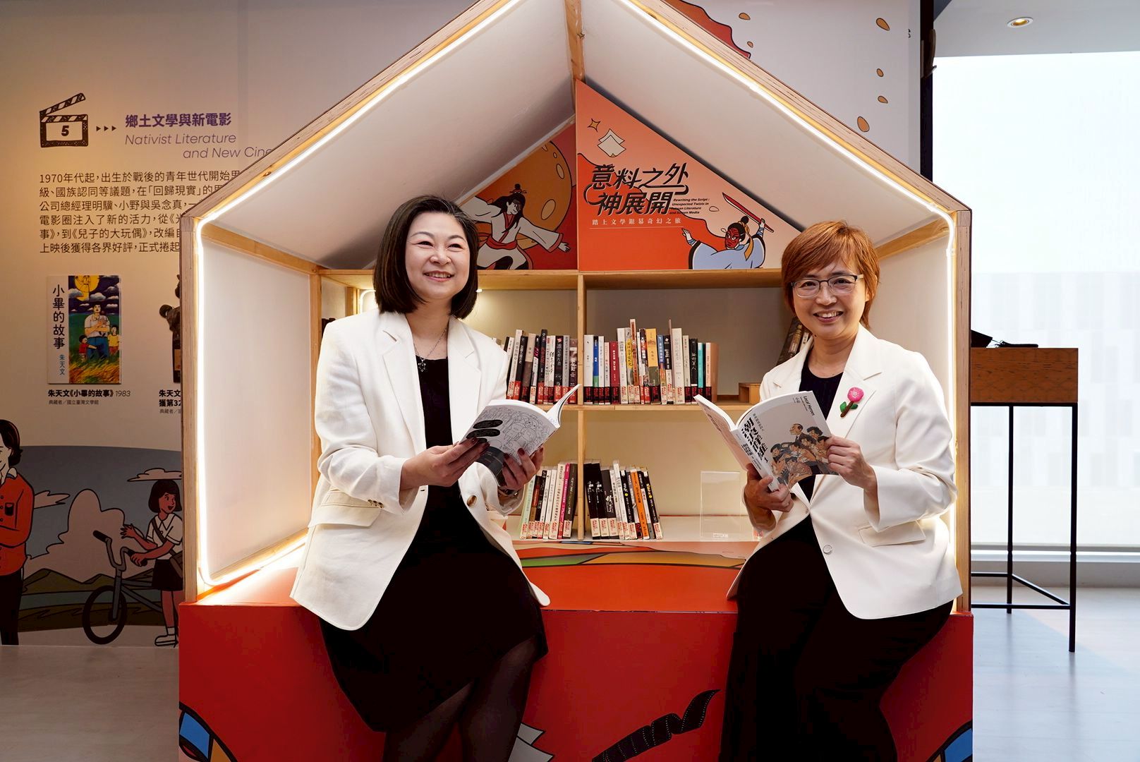 台南老爺行旅總經理李俐玲（左）和國立臺灣文學館館長陳瑩芳一同參與「意料之外神展開」展區導覽。（圖／台南老爺行旅提供）.jpg