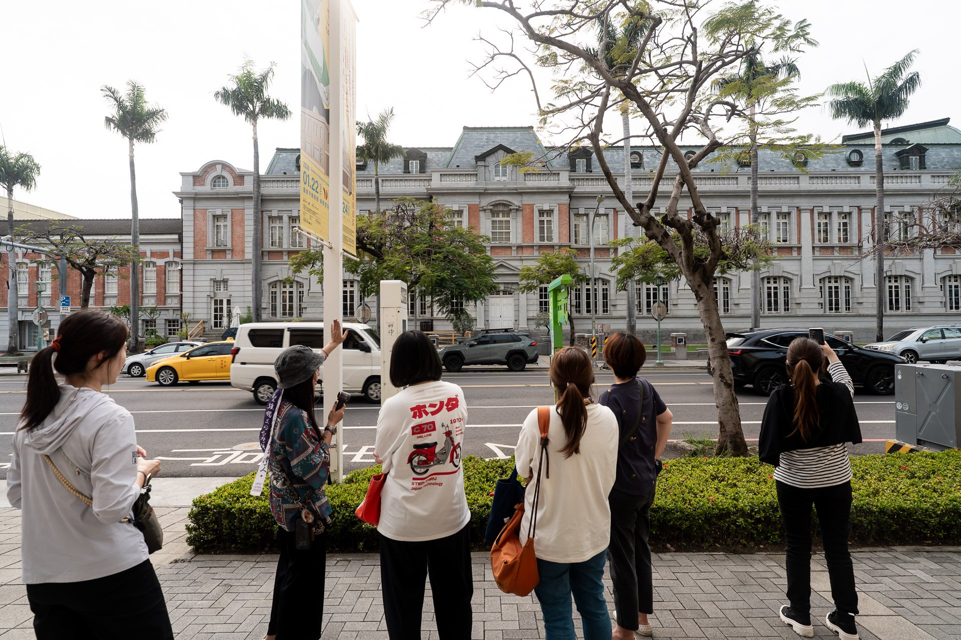 圖5＿走讀活動參與者穿梭城市之中，聆聽專屬在地的歷史故事。（圖／台南老爺行旅提供）.JPG