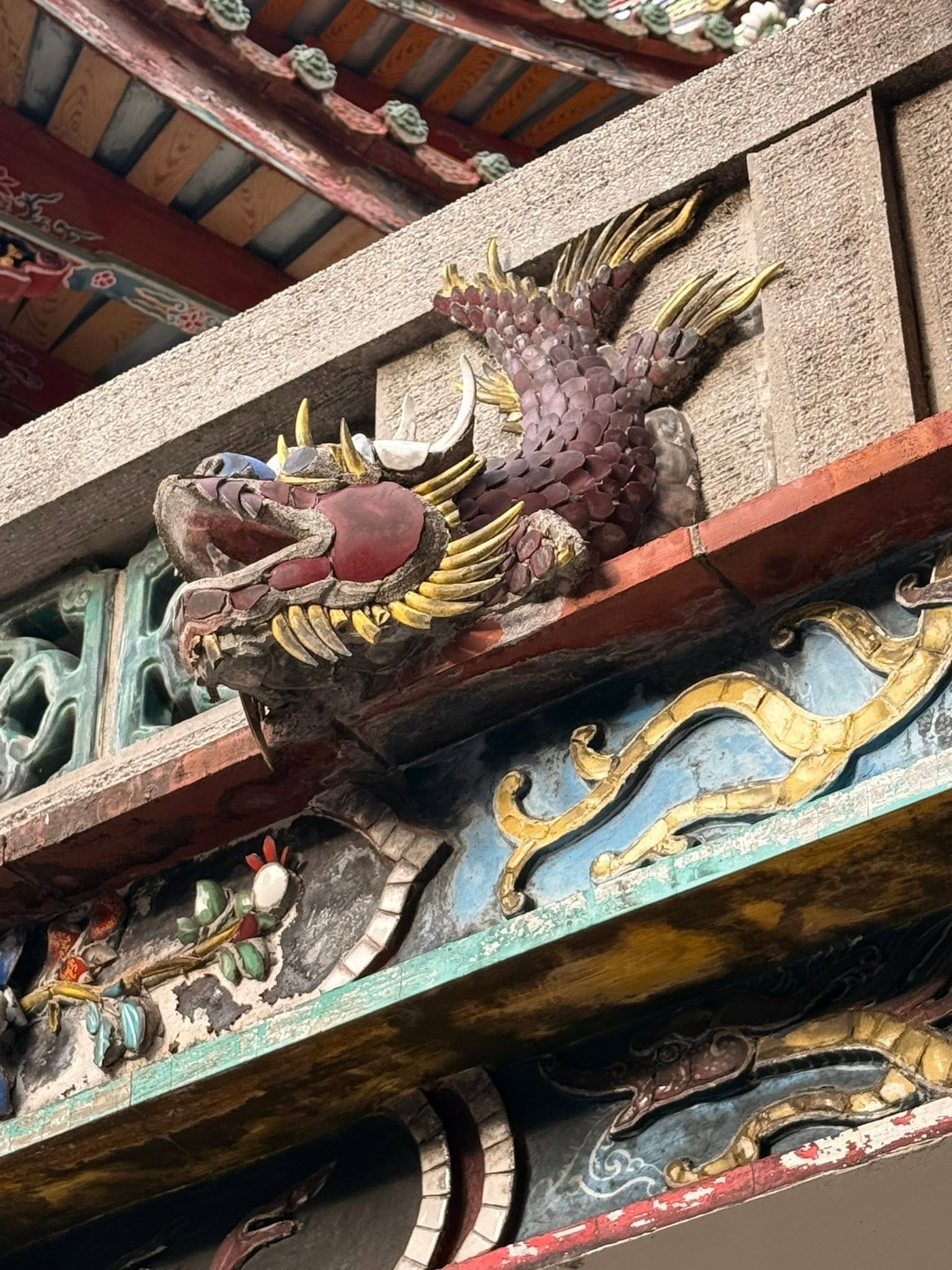 萬華一日遊景點-龍山寺屋簷鰲魚雕刻