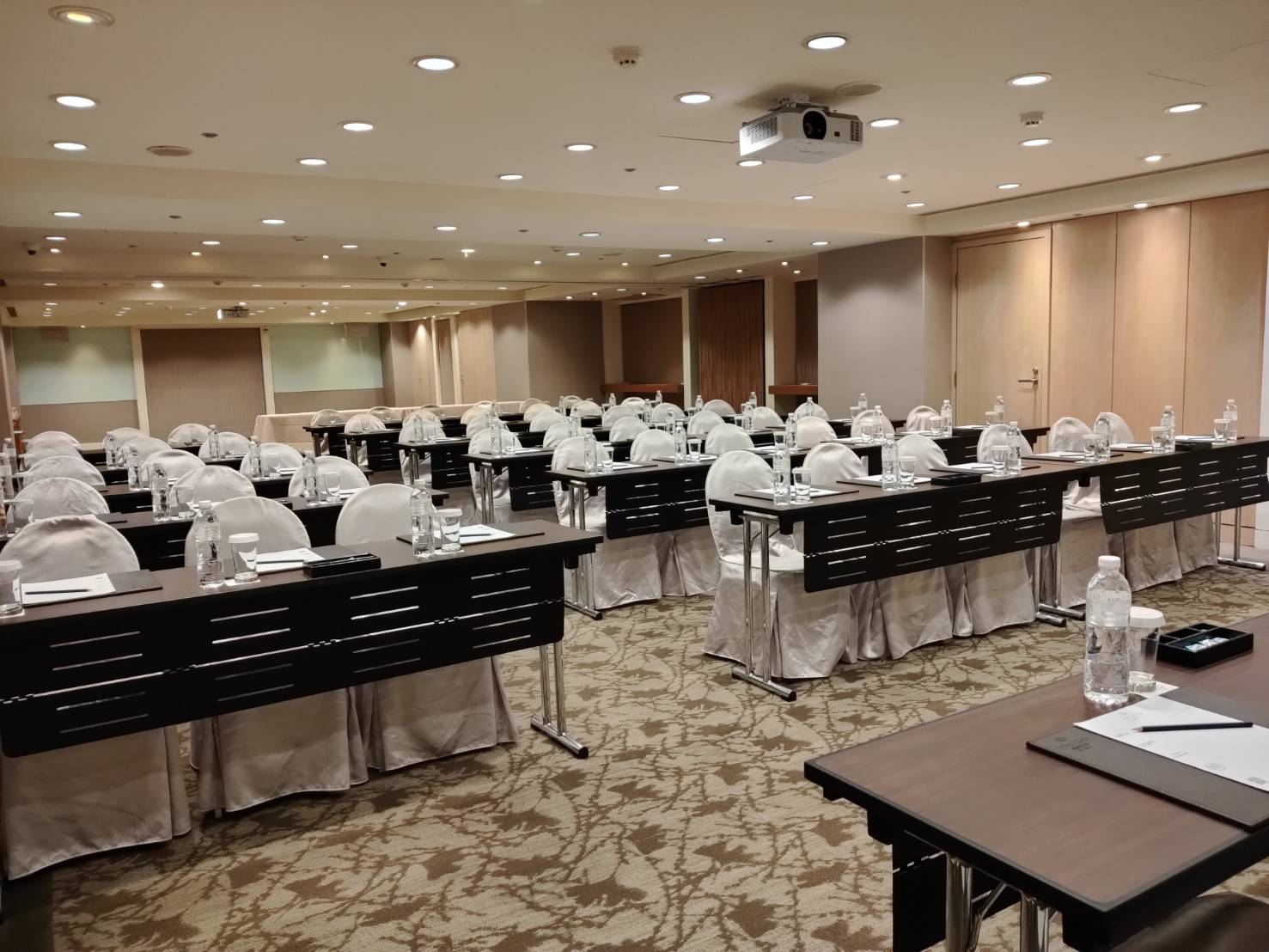 6F會議室3+4-教室型 每桌3位.jpg