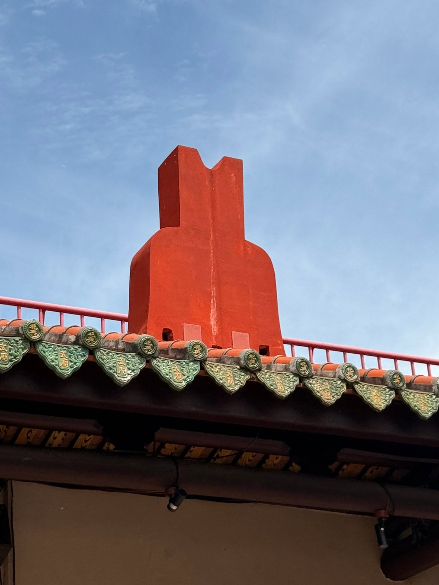 台南建築旅遊-朱紅色山牆頂裝飾