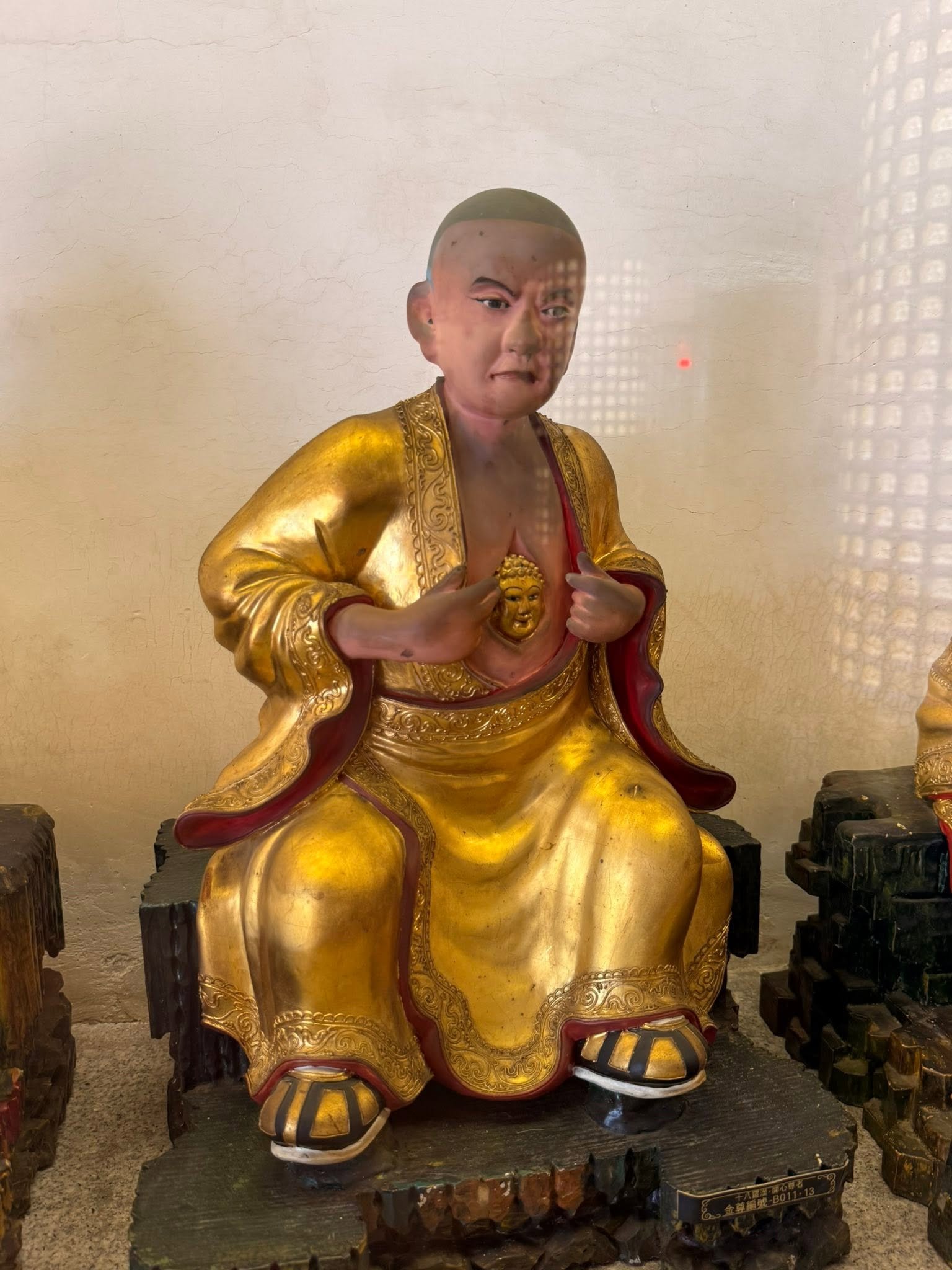 台南朝聖旅遊-金身十八羅漢像開心羅漢