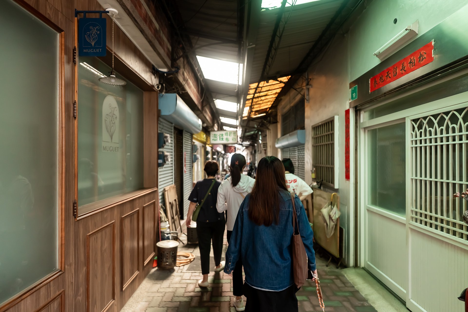 圖4＿走讀活動參與者穿梭城市之中，聆聽專屬在地的歷史故事。（圖／台南老爺行旅提供）.JPG